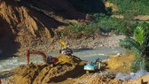 Thi công đập tạm để nắn dòng sông Rào Trăng