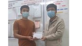 Phóng viên Báo SGGP trao tiền bạn đọc giúp người nhà bệnh nhân Tống Trung Thiên Tiền 