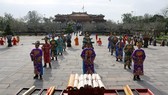 Các quan dâng biểu chúc mừng nhà vua vào ngày mồng Một Tết dưới triều Nguyễn 