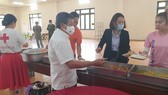 Ông Đoàn Ngọc Hải làm phục vụ tại quán cơm 5.000 đồng 