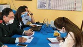 Phan Nguyễn T. N ký biên bản thừa nhận hành vi vi phạm hành chính của mình. 