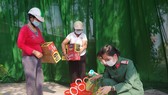 Nhiều phụ nữ khó khăn tại TP Huế lựa chọn hàng tại gian hàng 0 đồng do Hội Phụ nữ Bộ CHQS tỉnh Thừa Thiên – Huế thực hiện