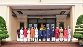 Ông Phan Ngọc Thọ chụp ảnh với đoàn học sinh đầu tiên tham quan trụ sở UBND tỉnh Thừa Thiên - Huế