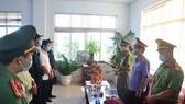 Công an khám xét nơi làm việc của Thành.