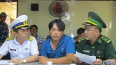 Ngư dân gặp nạn được đưa vào bờ
