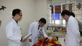 Các bác sĩ kiểm tra tình trạng sức khỏe của bệnh nhân Nguyễn Tiến T. tại bệnh viện