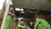Lực lượng Công an huyện Hương Sơn giúp người dân ở xã Sơn Lâm khắc phục hậu quả lốc xoáy
