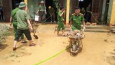 Công an huyện Hương Khê giúp xã Hương Đô dọn dẹp vệ sinh môi trường sau lũ rút