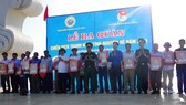 Trao tặng ảnh Bác Hồ cho bà con ngư dân địa phương