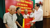 Chủ tịch Ủy ban Trung ương MTTQ Việt Nam tặng quà gia đình chính sách ở Hà Tĩnh