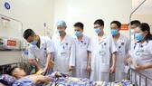 Các bác sĩ kiểm tra sức khỏe cho bệnh nhân N.Đ.L.