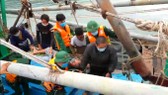 Bộ đội Biên phòng Hà Tĩnh cùng ngư dân kịp thời ứng cứu
