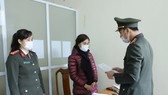 Cơ quan điều tra đọc lệnh khởi tố đối tượng Nguyễn Thị Hồng Hà. Ảnh: Công an Hà Tĩnh cung cấp