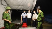 Lực lượng chức năng lập chốt kiểm soát khu vực thôn Việt Yên, xã Việt Tiến, huyện Thạch Hà