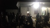 Người dân và chính quyền địa phương đến thăm hỏi và cùng gia đình lo hậu sự cho 2 cháu