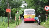 Lực lượng chức năng lập chốt kiểm soát ở địa bàn huyện Hương Sơn, tỉnh Hà Tĩnh