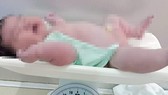 Bé sơ sinh nặng 6,2kg