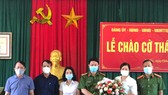 Lãnh đạo Công an huyện Kỳ Anh và xã Kỳ Bắc tặng hoa khen thưởng chị Thiều Thị Ba. Ảnh: Công an huyện Kỳ Anh cung cấp