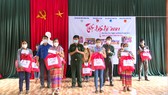 Trao tặng quà cho bà con dân tộc Chứt