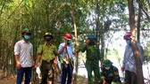 Lực lượng chức năng Hà Tĩnh tiến hành thu gom, xử lý các dụng cụ dùng để săn bắt chim di cư tự nhiên