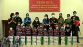 Trao tặng xe đạp và sữa cho học sinh dân tộc Chứt ở bản Rào Tre