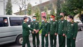 Lãnh đạo Bộ CHQS tỉnh Hà Tĩnh động viên các cán bộ, quân nhân trước khi lên đường thực hiện nhiệm vụ