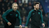 Lionel Messi (phải) và Andres Iniesta trên sân tập.