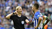 Nữ trọng tài Bibiana Steinhaus (trái) đã điều khiển rất tốt trận đấu giữa Hertha Berlin với Bremen. Ảnh: Getty Images
