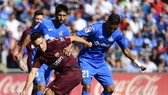 Barcelona (trái) vất vả vượt qua Getafe. Ảnh Getty Images