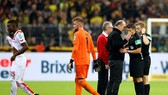 Tranh cãi đã nổ ra sau khi VAR công nhận bàn thắng không hợp lệ cho Dortmund. Ảnh: Getty Images