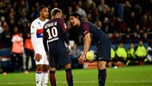 Neymar (trái) và Edinson Cavani đang tranh nhau quyền thực hiện cú đá phạt đền. Ảnh: Getty Images