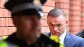 Wayne Rooney trên đường đến tòa. Ảnh: Getty Images