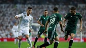 Ronaldo (trắng) đã có ngày thi đấu tệ hại trước Betis. Ảnh: Getty Images
