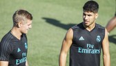 Kroos (trái) bất bình với những gì Asensio nhận. Ảnh: Getty Images