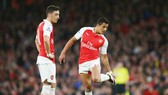 Mesut Oezil (trái) và Alexis Sanchez có thể ra đi. Ảnh: Getty Images