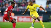 Kylian Mbappe (phải) của Paris SG đã bỏ lỡ nhiều cơ hội khi chơi ở vai trò mũi nhọn trong chiến thắng trước Dijon (2-1). Ảnh: Getty Images