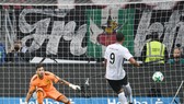 Một trong 2 bàn thua đã khiến Dortmund (trái) để vuột mất chiến thắng trước Frankfurt. Ảnh: Getty Images
