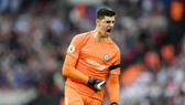 Thibaut Courtois liên tục thúc giục tinh thần chiến đấu của Chelsea. Ảnh: Getty Images