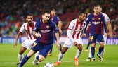 Messi (đỏ xanh) cùng đồng đội hứa hẹn sẽ có chiến thắng đậm trước Olympiacos. Ảnh: Getty Images