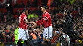 Anthony Martial (trái) thất vọng khi nhường sân cho Zlatan Ibrahimovic, liệu thời gian tới sẽ là Romelu Lukaku?
