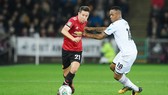 Ander Herrera (trái) và Man.United hoàn toàn có khả năng “rẽ sang” Champions League. Ảnh: Getty Images