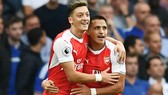 Alexis Sanchez (phải) và Mesut Oezil sẽ không rời trong tháng Giêng. Ảnh: Getty Images