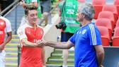 Mesut Oezil luôn giữ mối quan hệ rất tốt với HLV Jose Mourinho. Ảnh: Getty Images