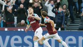 Marko Arnautovic mừng bàn thắng duy nhất giúp West Ham nhấn chìm Chelsea. Ảnh: Getty Images