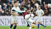 Gary Cahill (trái) và Chelsea phải sốc lại tinh thần nhanh nhất có thể. Ảnh: Getty Images
