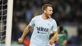 Barca muốn chiêu mộ De Vrij. Ảnh: Getty Images