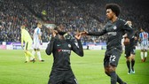 Tiemoue Bakayoko (trái) giải tỏa tâm lý sau bàn thắng mở tỷ số cho Chelsea. Ảnh: Getty Images