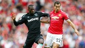 Henrikh Mkhitaryan (phải) phải đã tự kết thúc tương lai ở Man.United. Ảnh: Getty Images