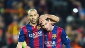 Messi (phải) sẽ chia tay người bạn thân Mascherano vào kỳ chuyển nhượng đông tới. Ảnh: Getty Images