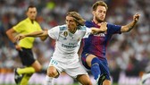 Real (trắng) quyết giành chiến thắng ở trận trận El Clasico quan trọng này. Ảnh: Getty Images